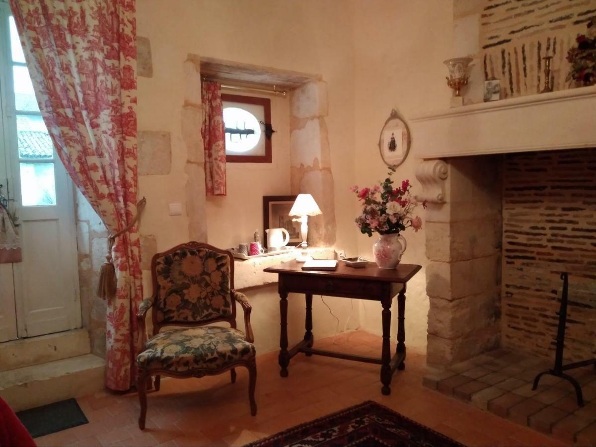 Chateau La Gentilhommiere Du Puits Notre-Dame 30 Rue De L'Eglise 24110 Saint Leon Sur L'Isle Экстерьер фото